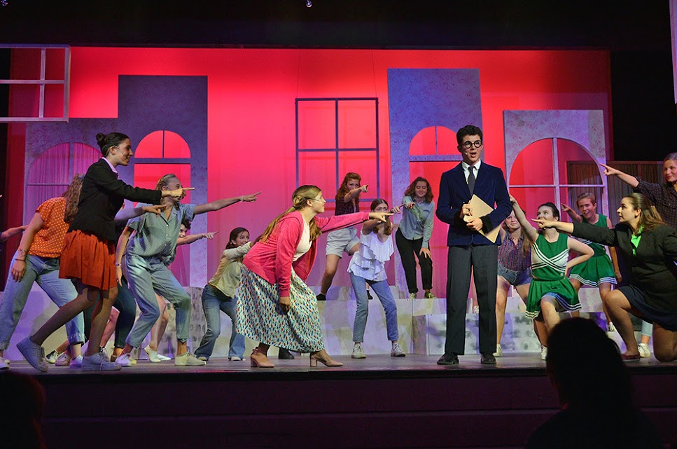 legally-blonde-teens-performing-on-stage – Long Lake Camp For The Arts Teen cast performing a scene from Legally Blonde at camp
