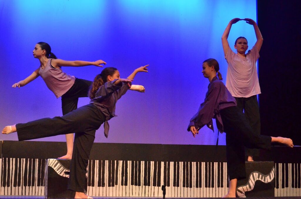 campers-ballet-sequence – Long Lake Camp For The Arts Teens performing a ballet sequence with poise and confidence.