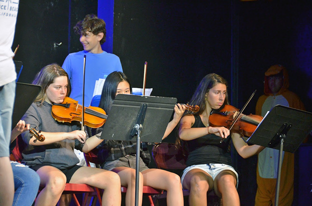 kids-violins – Long Lake Camp For The Arts A group of teenagers playing their violins
